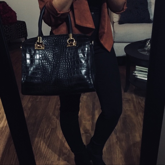 🎉 S-A-L-E 🎉❣️ Crocodile Textured Handbag - Picture 2 of 7